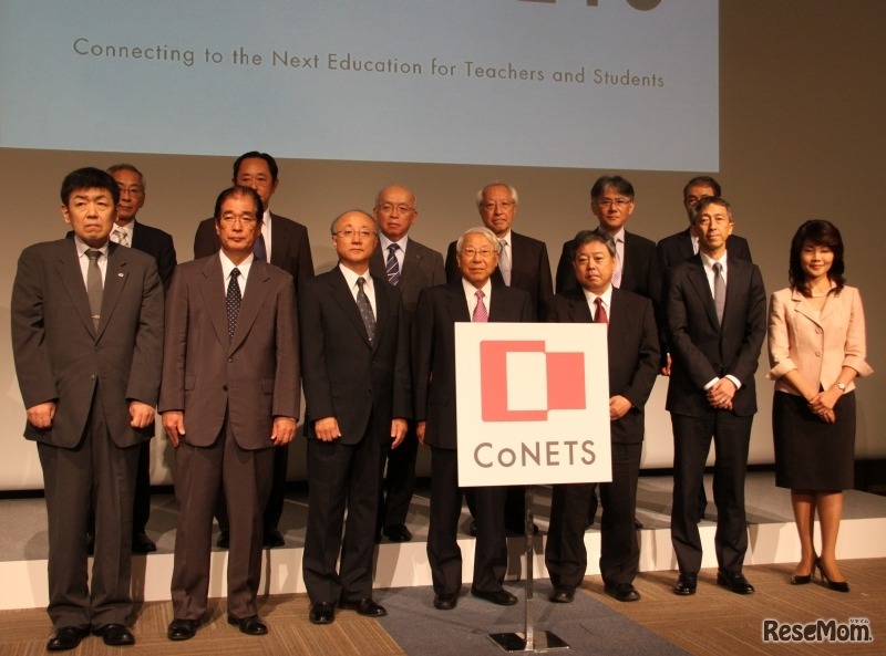 記者発表に参加した13社の代表ら