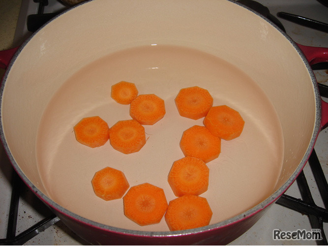 （3）-【1】人参と水を入れて火にかけます