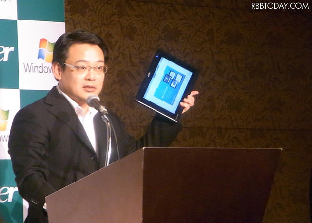 「ICONIA TAB W500」を掲げる日本エイサー代表取締役社長のボブ・セン氏 「ICONIA TAB W500」を掲げる日本エイサー代表取締役社長のボブ・セン氏