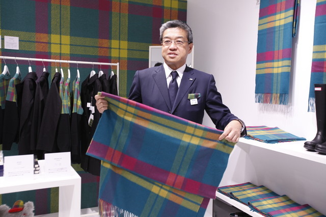 新タータンを手にする大西洋氏