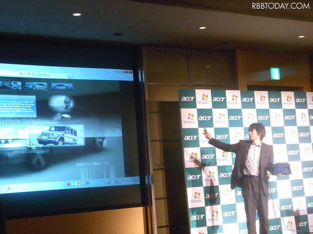 タッチパネルを活かしながら顧客へ電子カタログを見せるイメージ タッチパネルを活かしながら顧客へ電子カタログを見せるイメージ