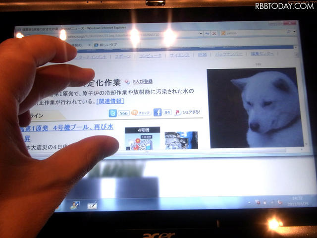 マルチタッチを活かしたweb閲覧。右側はFlash広告 マルチタッチを活かしたweb閲覧。右側はFlash広告