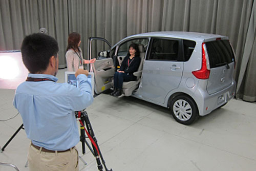 オーテック、小学校の福祉車両に関する授業に参加協力