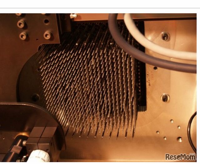 多天体分光器 FMOS のファイバー位置制御装置Echidna（提供・すばる望遠鏡）