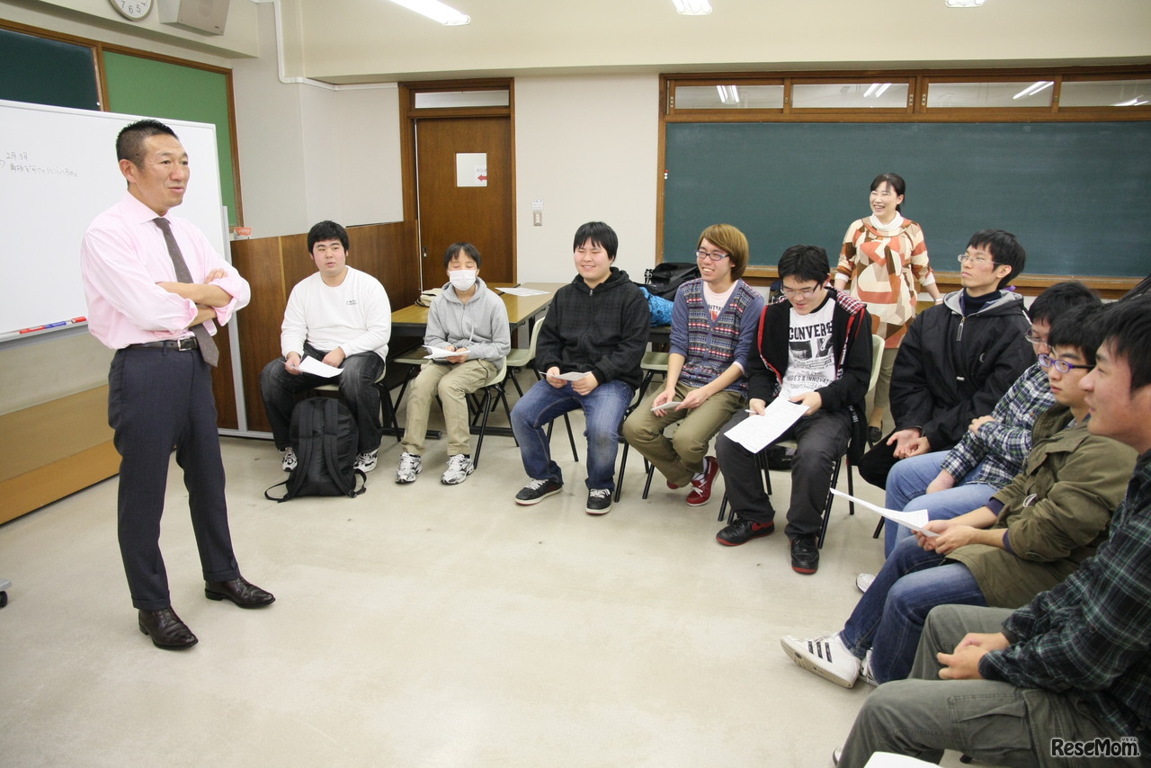 オンリーワン発見ゼミナール。自分の長所に気づき、充実した学生生活を送ることが、結果的には良い就職につながるという考えに基づき行われるプログラムを主に1、2年生対象に月1回開催