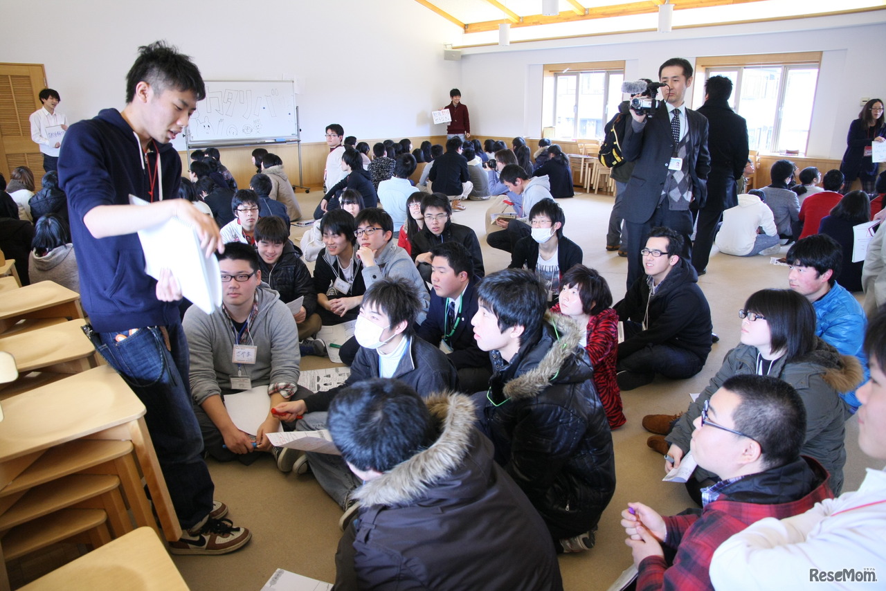 入学前準備教育。日本文化学科の学生（左）が入学予定の学生たちに自分の経験をプレゼン