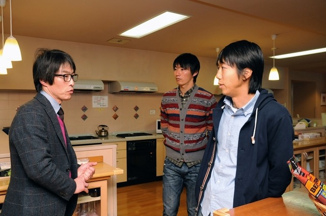 ハウス内を案内される二人