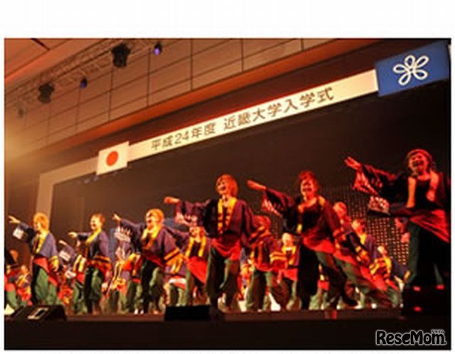 入学式でパフォーマンスを行う在校生