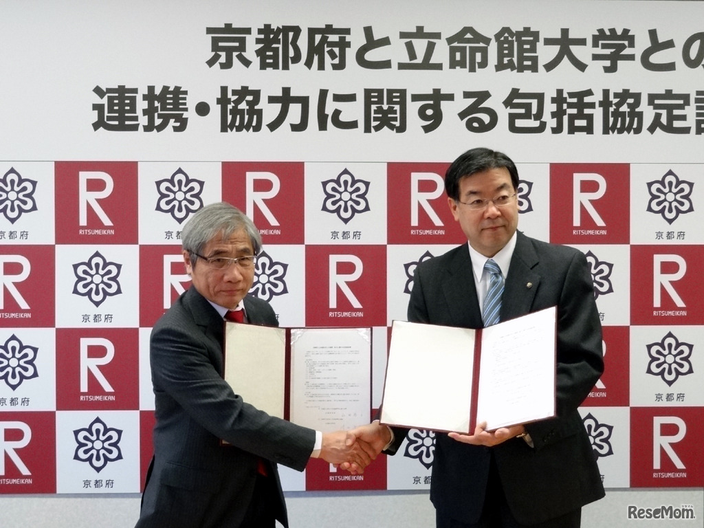 包括協定書を交わす川口清史学長（左）と山田啓二知事