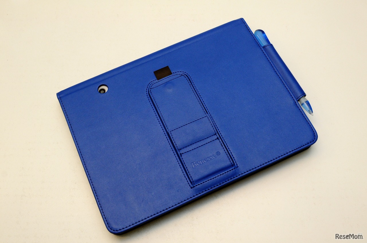 専用カバー背面、タブレットを最適な角度に調整できる