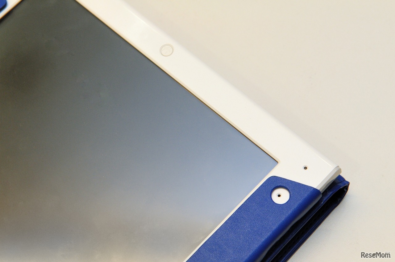 学習中誤って押すことがないよう、ホームボタンはタブレット上部に設置