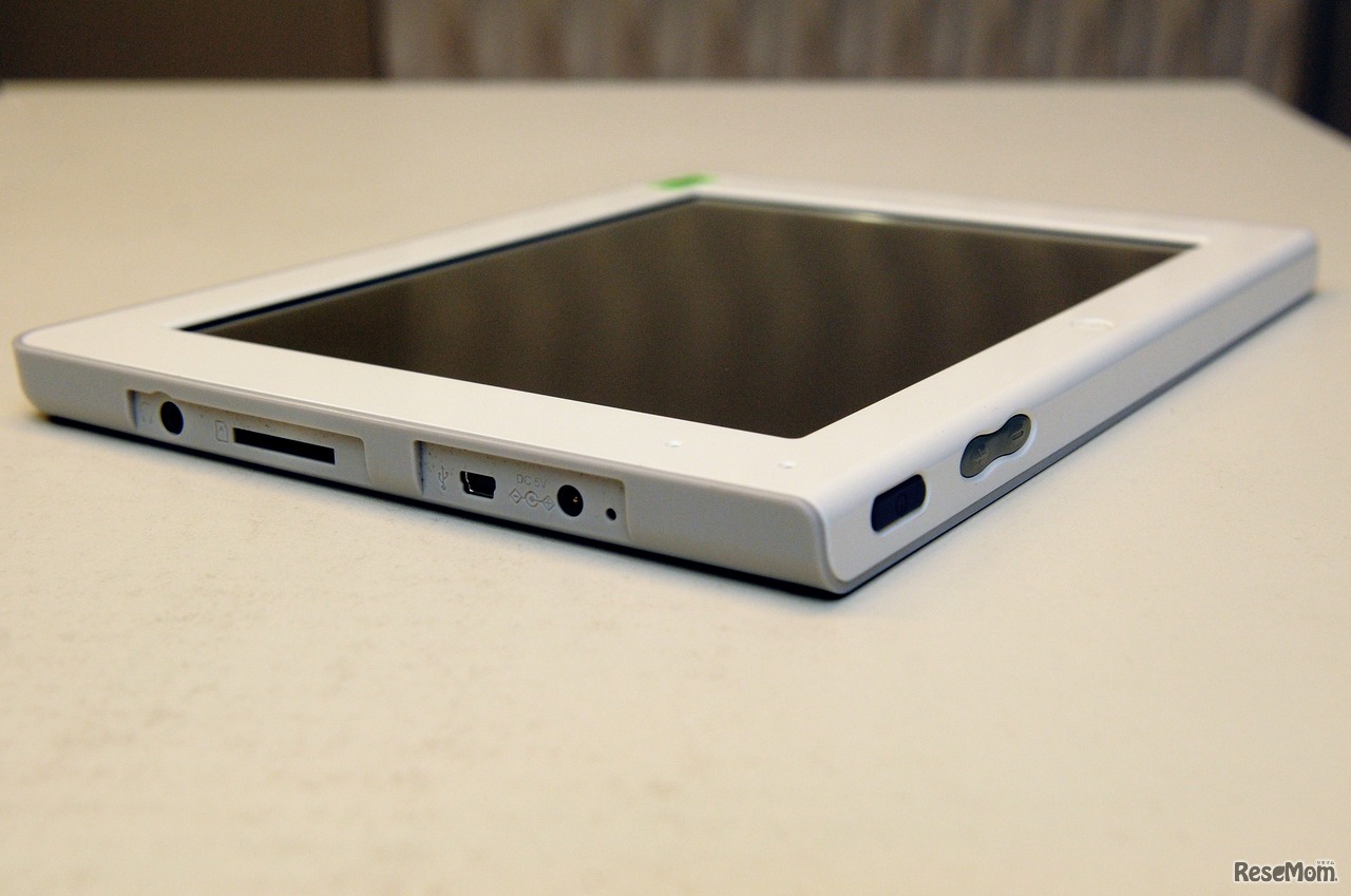 タブレット本体は、縦191mm x 横252mm x 奥行16mm