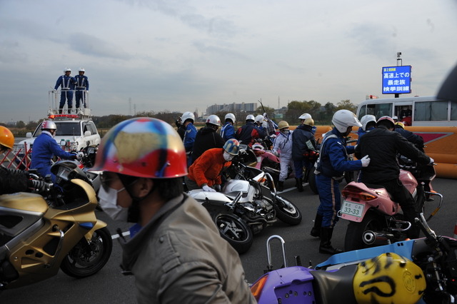 2013年12月に行われた警視庁による暴走族等総合対策訓練（参考画像）