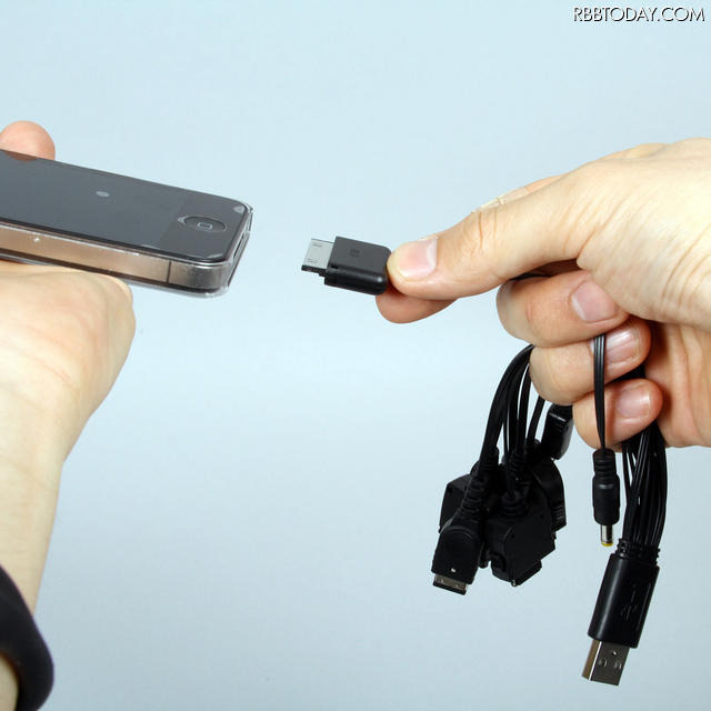 iPhoneへの接続イメージ（iPhoneは別売） iPhoneへの接続イメージ（iPhoneは別売）