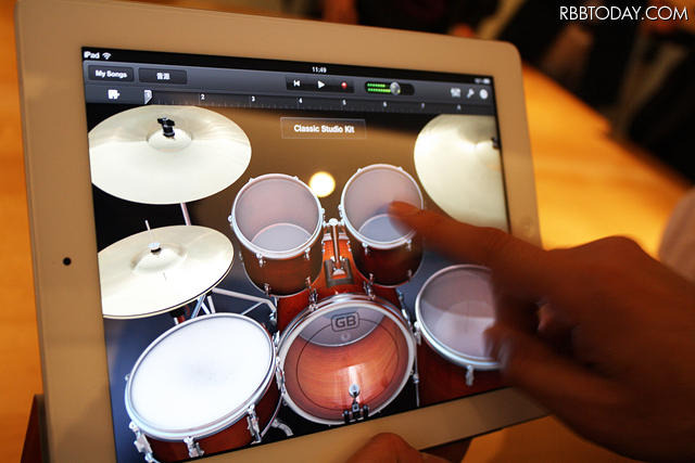 画面を叩くと音が鳴りさまざまな楽器を演奏できる新アプリ「GarageBand for iPad」 画面を叩くと音が鳴りさまざまな楽器を演奏できる新アプリ「GarageBand for iPad」