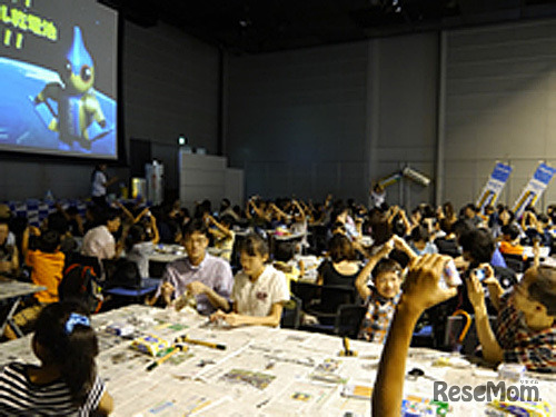 最後に完成した手づくり乾電池で点灯式を行う