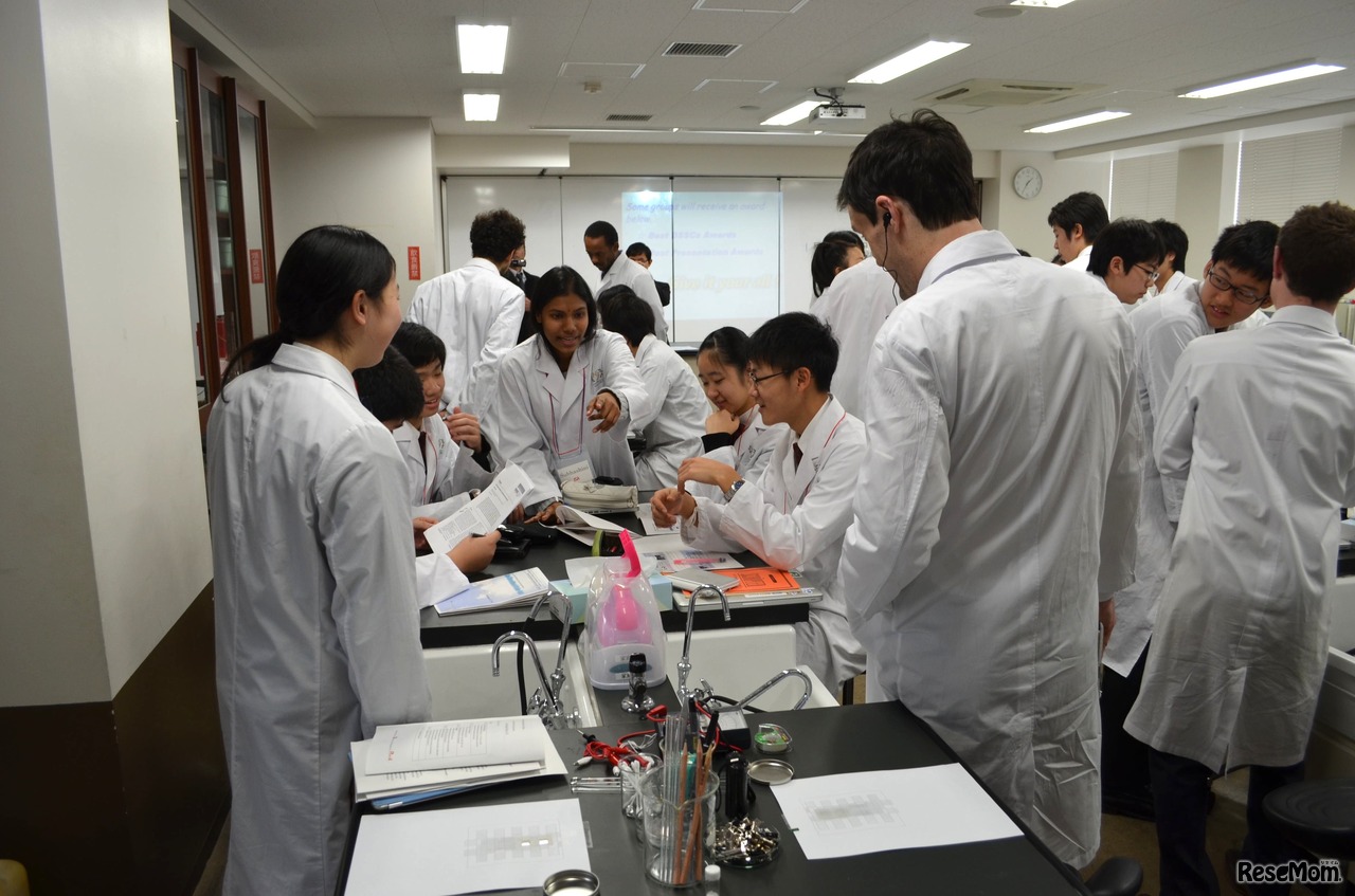 グループにアドバイスするスバシニ・ラジ・クマール氏