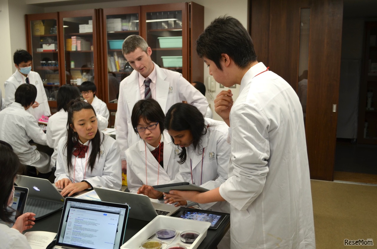 論文の内容について説明するクマール氏