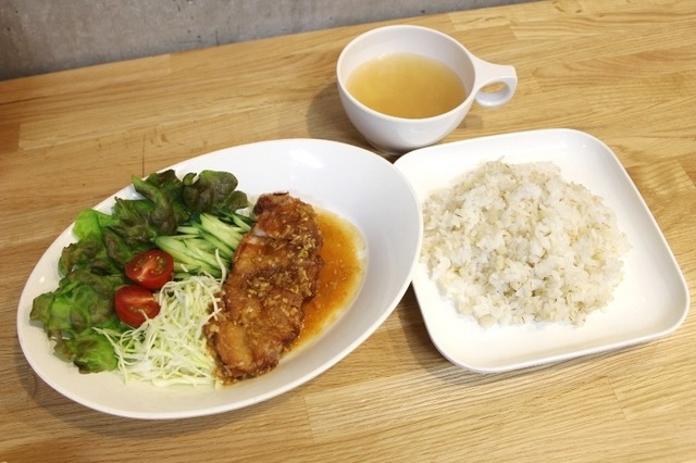 「ユーリンチー」（450円／スープ、ライス付き）