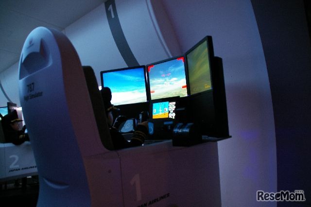 操縦に合わせて操縦席が動く