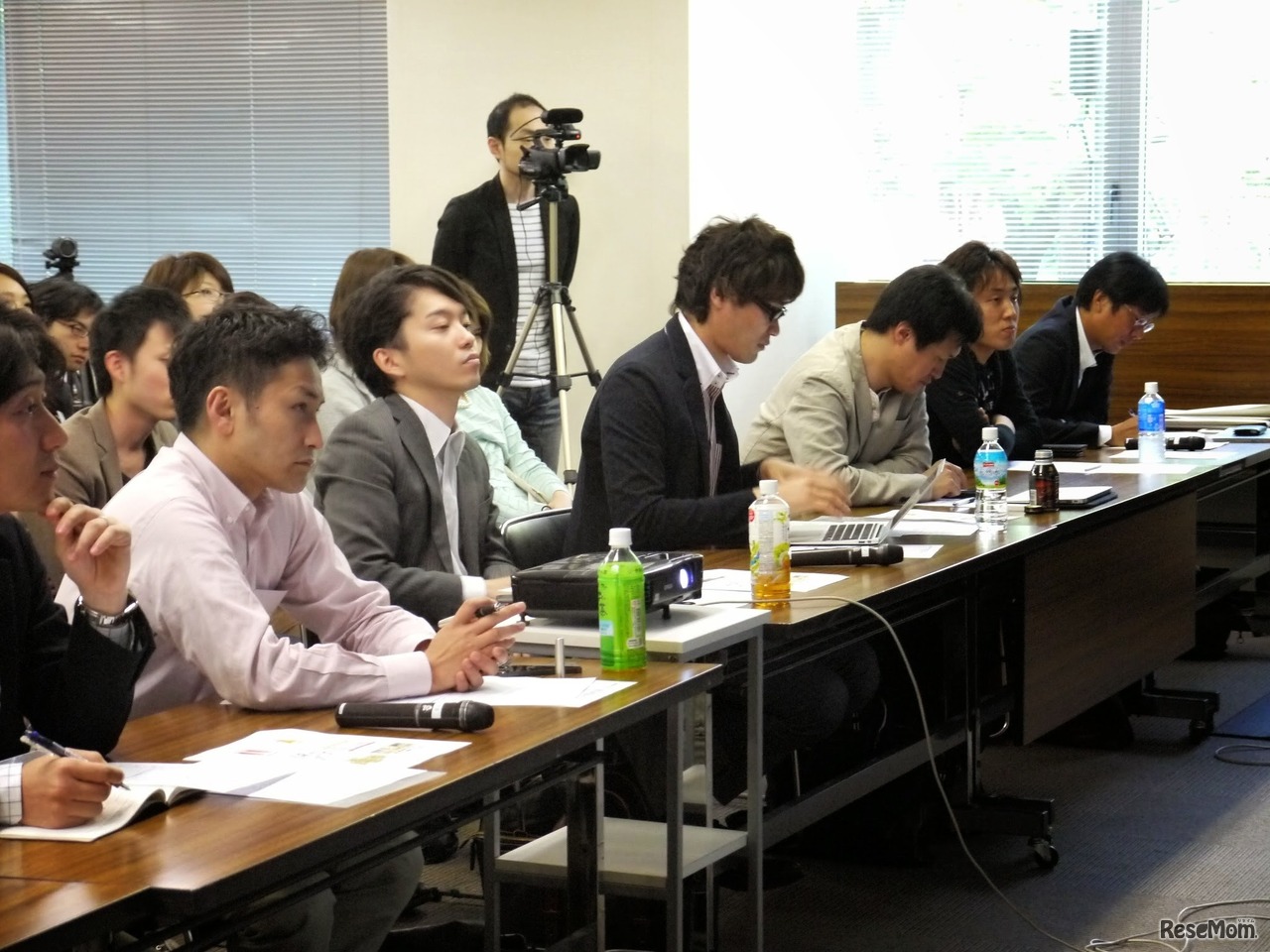 決勝のプレゼンテーションを評価する審査員