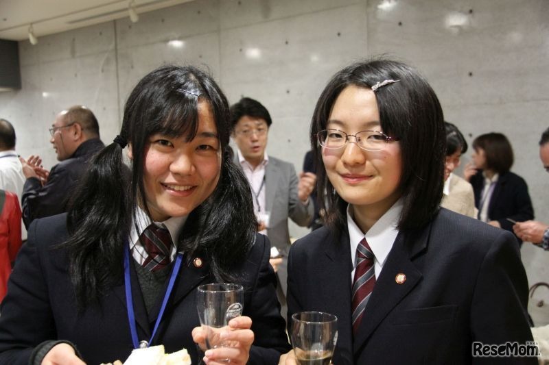 学校の授業でJMOOCを知り参加した女子高生2名