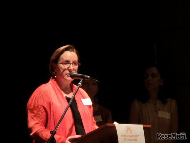 アジア女子大学 サポートメンバー兼共同司会をつとめるキャサリン・ワッターズ・ササヌマ氏