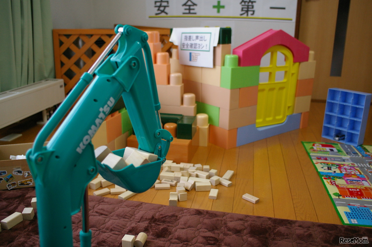 ショベルで雪をすくう