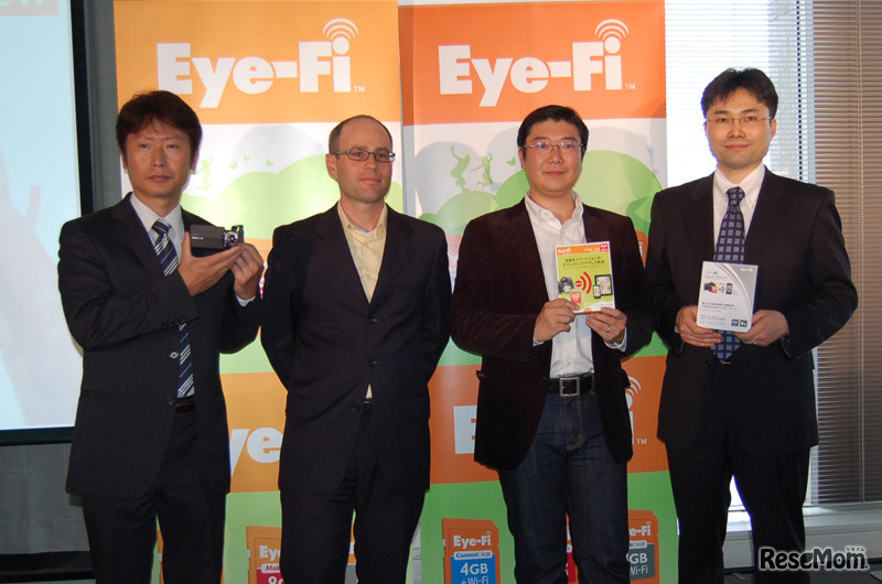 左から、カシオ計算機の渋谷敦氏、米Eye-FiのYuval Koren氏、アイファイジャパンの田中大祐社長、ソフトバンクBBの加藤操氏