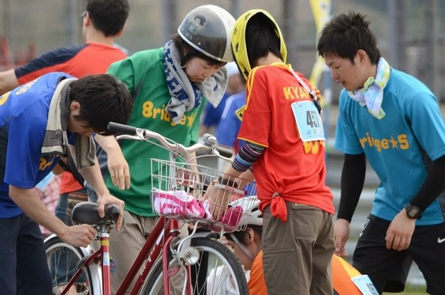 選手交代時はみんなで協力