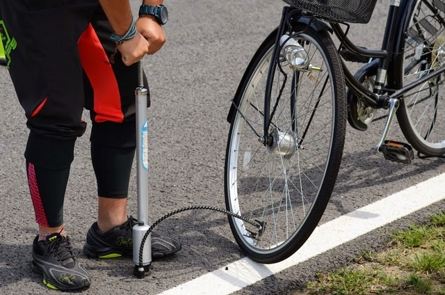参加者同士で空気入れの貸し借りが行われていた