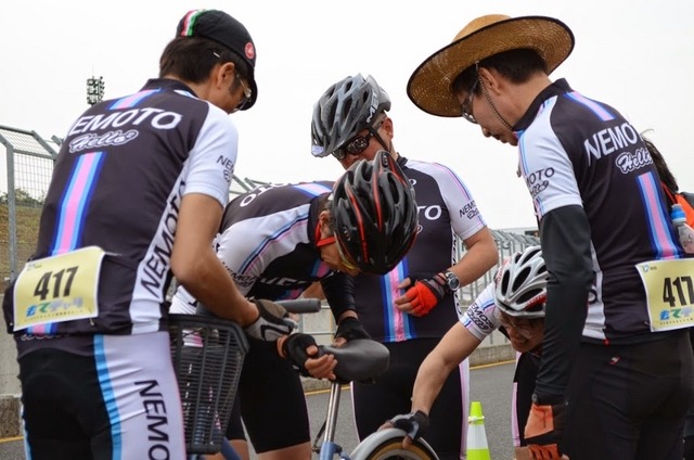 選手交代の際にはサドルの高さも調節