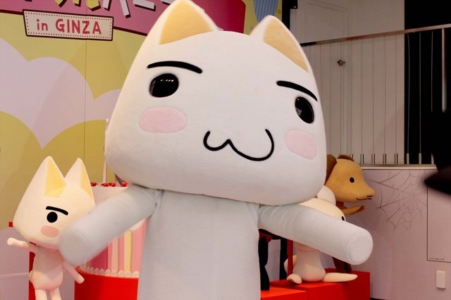 大好きなをトロを前に抱きつくファンも