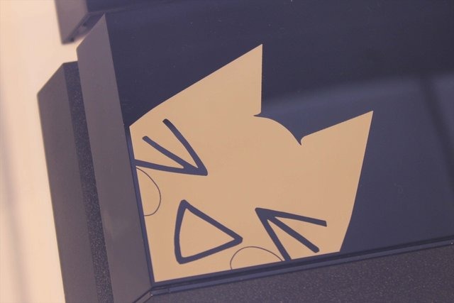 笑顔のトロがカバーの端に