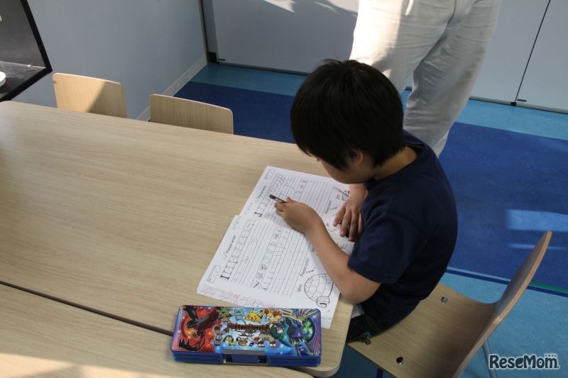 アルファベットや言語としての英語学習も行う