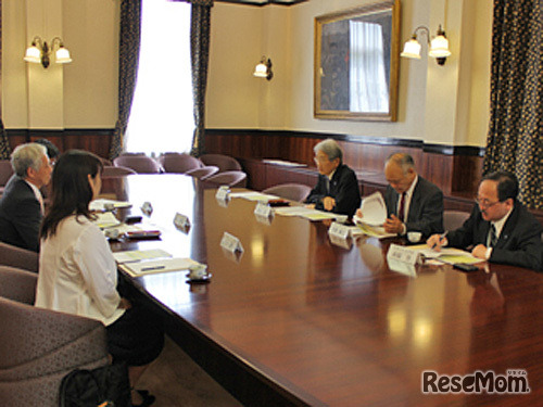 締結後懇談する様子