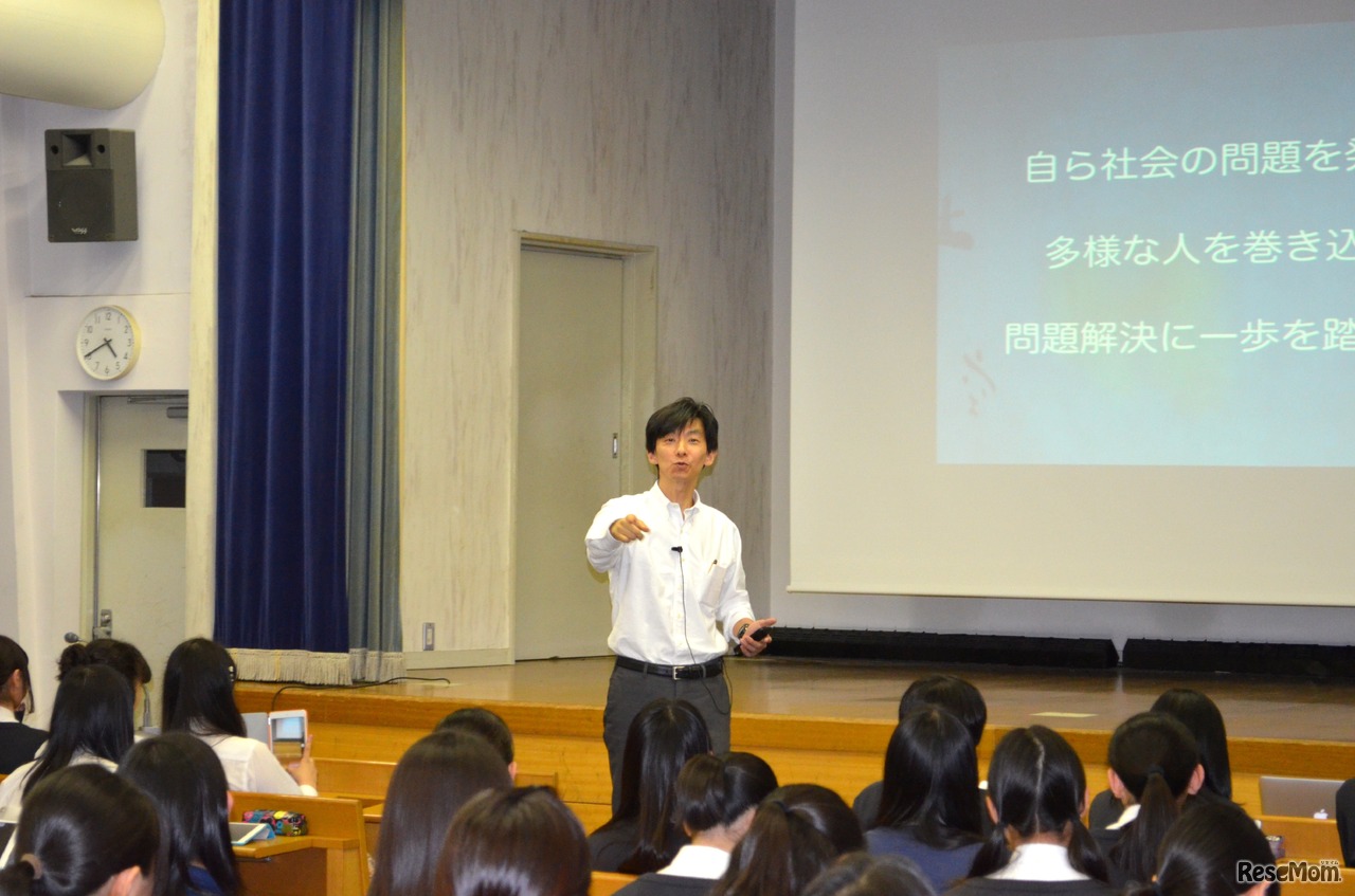 模擬授業でiPad miniの活用事例を生徒から引き出す神谷岳先生