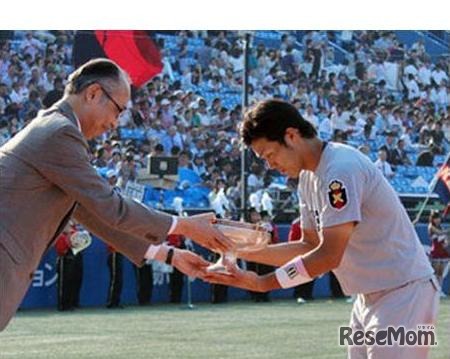 天皇杯を受け取る慶應・佐藤旭主将