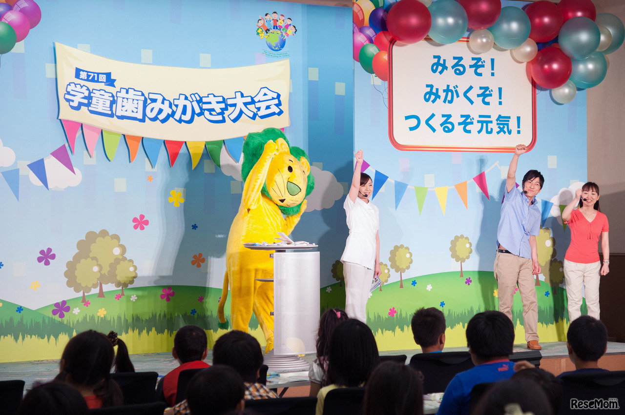 インターネットを介して、日本とアジアの小学校と会場が一体に