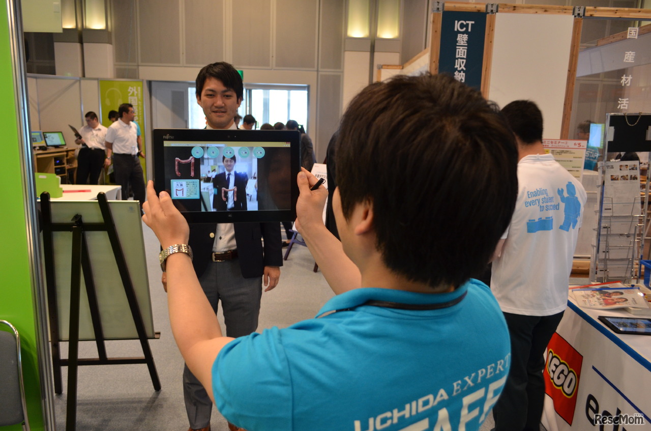 EduMallのコンテンツ、AR機能で臓器の位置を学ぶ