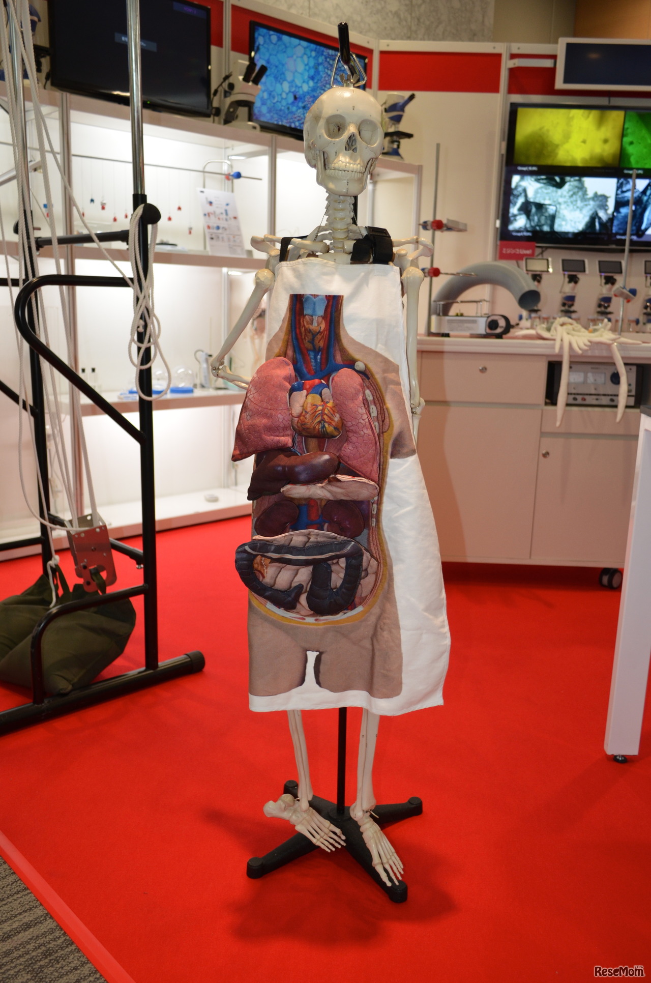 内田洋行ブースに展示されていたエプロン型の内蔵モデル