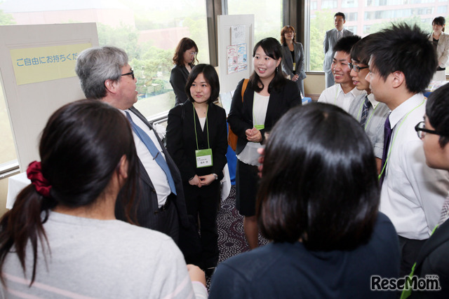 堀田龍也氏を囲む若手教師ら