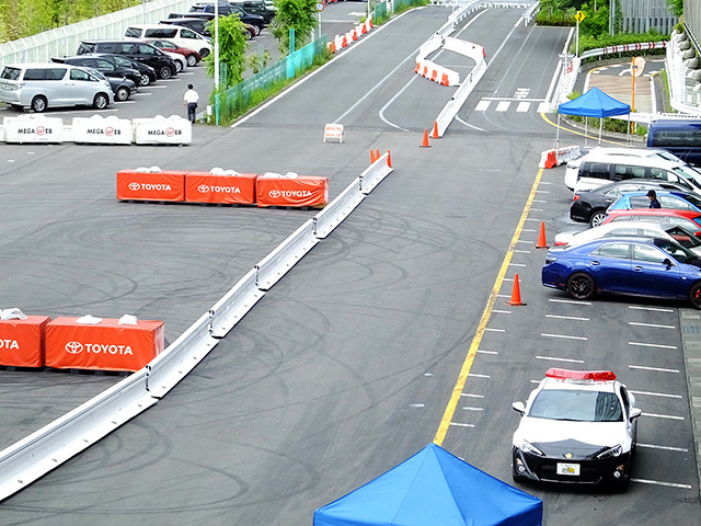 メガウェブに86パトカー。なかなかマッチする