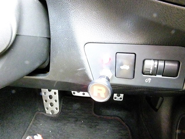 パトランプのスイッチはハンドル右下に