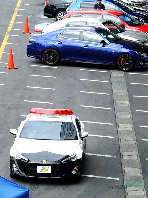 メガウェブに86パトカー。なかなかマッチする