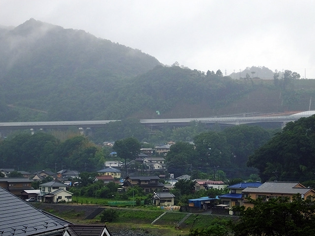 相模川の右岸を走る圏央道