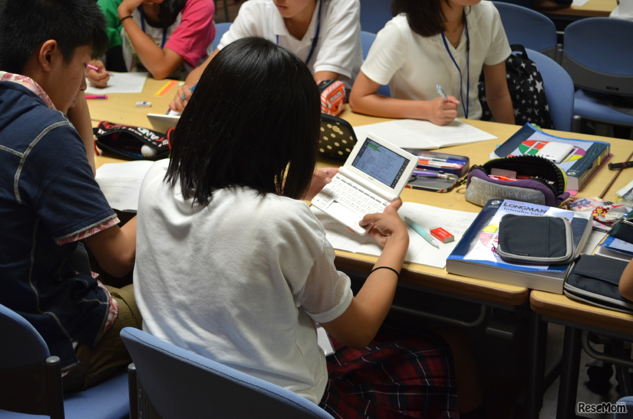 必要に応じて電子辞書を活用する生徒