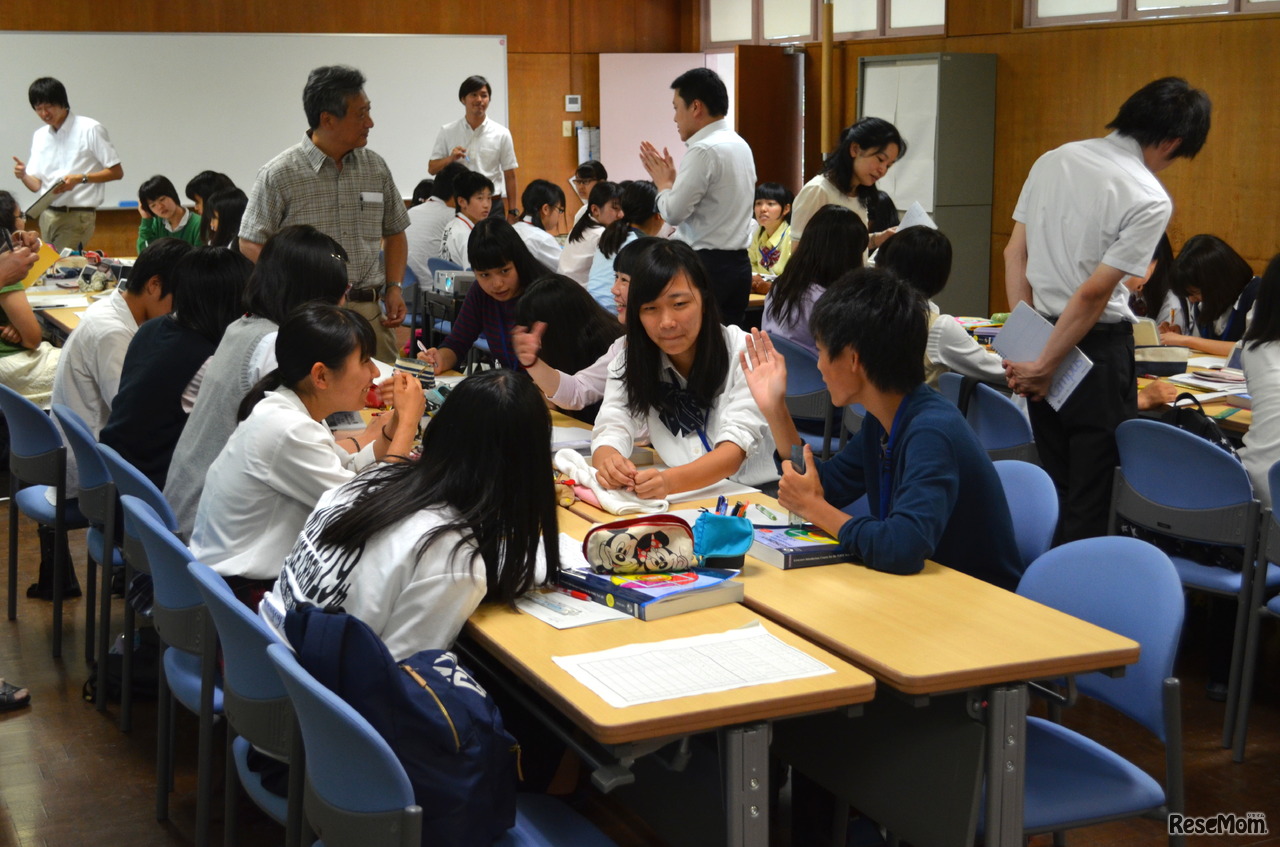 ペアごとに意見をまとめるために、相手を英語で説得