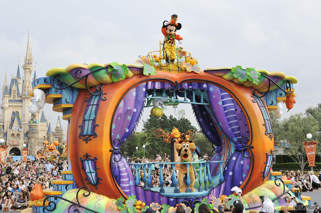2つのパークで「ディズニー・ハロウィーン」を楽しむ2DAYS (c) Disney