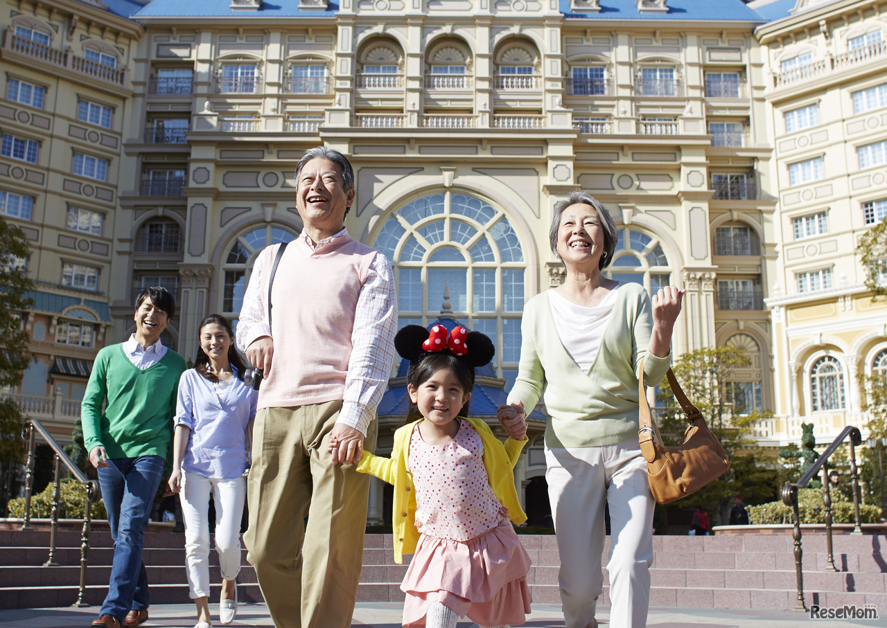 ディズニーホテルに泊まって秋色のパークを楽しむ！2DAYS（ホテルランチ付き） (c) Disney